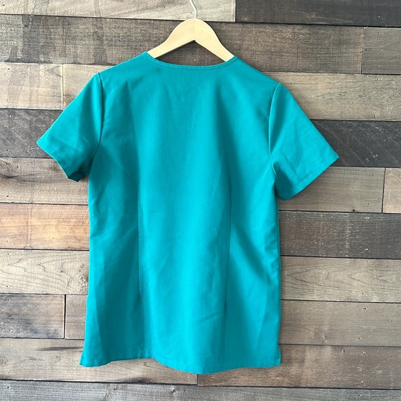Figs Women's Casma Pocket V-Neck Short Sleeve Scrub Top in Hunter Green - Picture 5 of 7